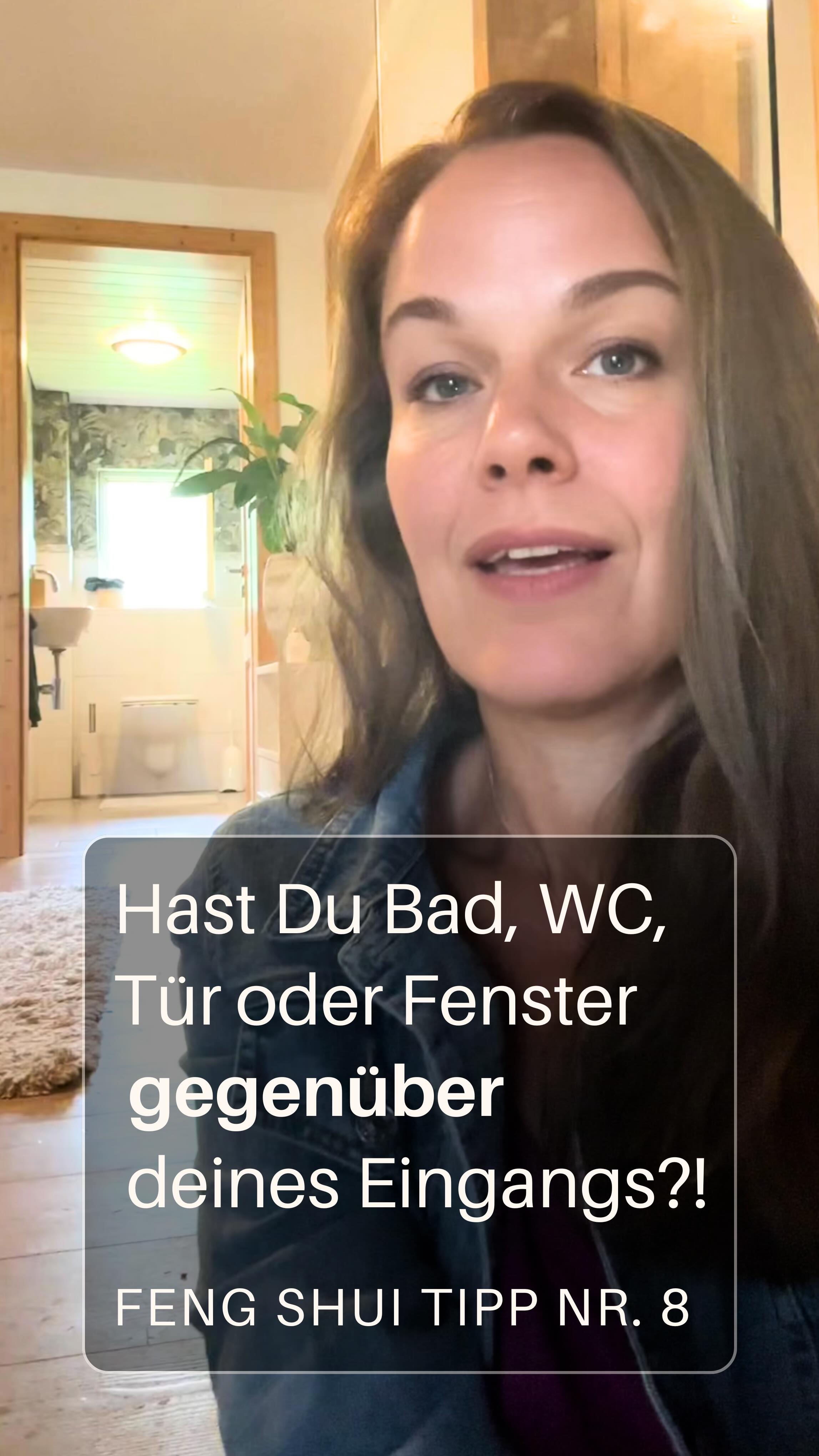 🌿✨ Wenn du vom Eingang geradeaus direkt auf ein Fenster, eine Tür zum WC oder Bad oder einen offenen Durchgang blickst, fließt die Energie im Raum oft zu schnell ab. Im Feng Shui ist der Eingang der „Mund des Qi“ – von hier aus sollte sich die Lebensenergie im ganzen Zuhause verteilen, nicht direkt entweichen.

Aber keine Sorge: Diese Situation lässt sich wunderbar harmonisieren.

🌿 Stelle eine große, schöne Pflanze mit runden Blättern (z. B. Ficus oder Pilea) seitlich in den Sichtbereich – sie lenkt die Energie sanft um.
🌀 Auch ein Teppich mit Wellenmuster oder in runder Form kann den Energiefluss bremsen und weiterleiten.
🚪 Türen zu WC oder Bad sollten möglichst immer geschlossen sein – sie „ziehen“ Energie ab.
🌸 Gegenüberliegende Fenster lassen sich gut mit einer Zimmerpflanze, Blumen oder einem Kristall am Fensterbrett ausgleichen.
🖼️ Auch ein Bild mit Tiefe oder einer weiten Landschaft kann den Energiefluss lenken.
💡 Zusätzlich helfen dezente Lichtquellen, ein Paravent oder ein kleines Windspiel im Eingangsbereich.

Je bewusster du den Energiefluss steuerst, desto mehr Ruhe, Kraft und Harmonie zieht in dein Zuhause ein.

📍 Mehr Tipps findest du auf
www.fengshui-welt.de

#fengshui #fengshuitipps #fengshuizuhause #eingangsbereich #fengshuinoGo #wohnenergie #klarheitzuhause #harmonischeswohnen #chiaktivieren #raumgestaltung #badgestaltung #wohninspiration