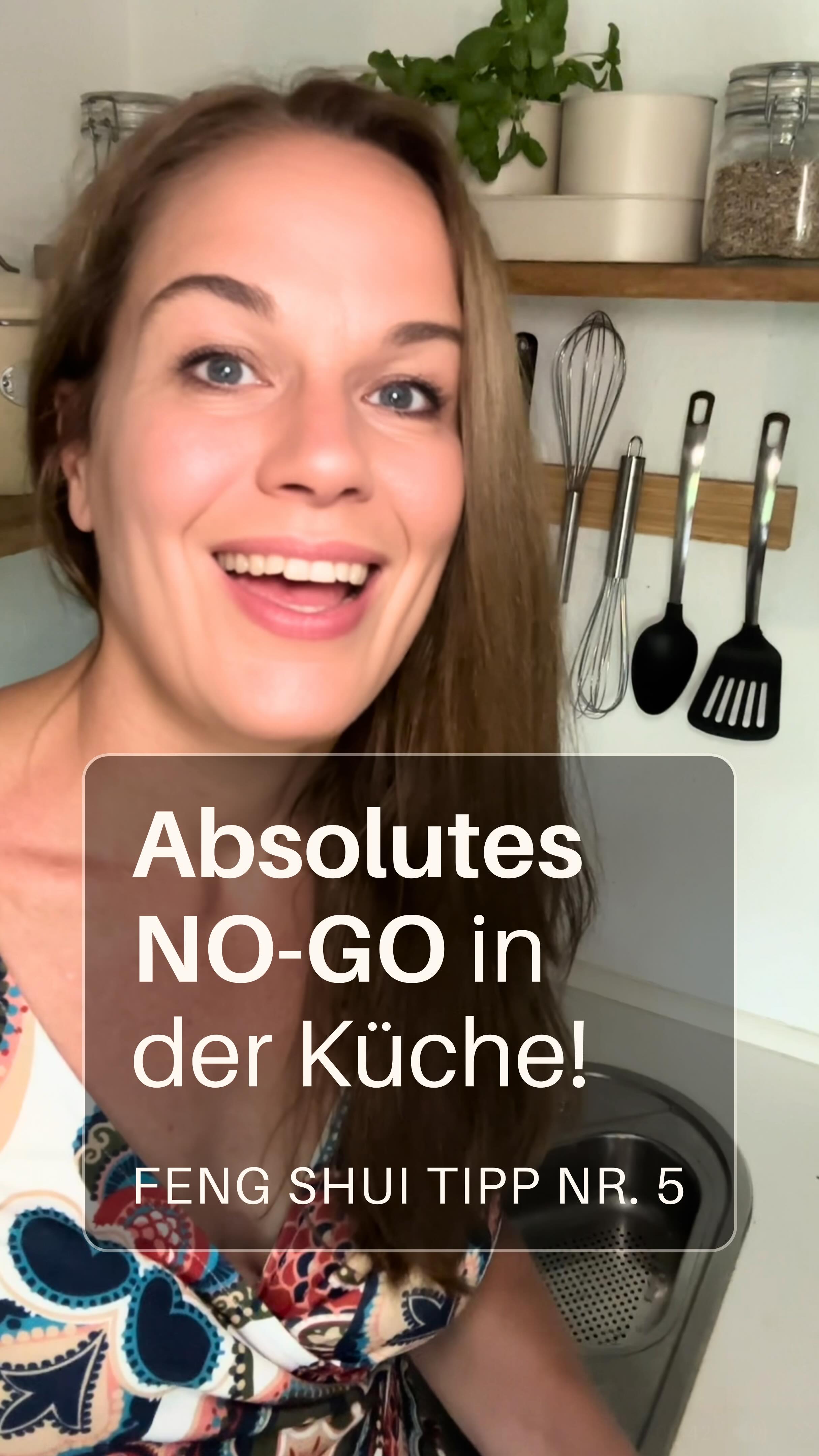 🔪✨ Feng Shui No-Go in der Küche: Messer & Scheren offen sichtbar!

So praktisch sie auch scheinen – Magnetleisten mit offen aufgehängten Messern oder herumliegende Scheren stören den Energiefluss in deiner Küche massiv.
Im Feng Shui gelten sie als starke Träger von scharfer, trennender Energie. Sie symbolisieren unbewusst Angriff, Abwehr oder Konflikt – und genau das spürt man auch im Alltag.

Wenn du regelmäßig auf offene Klingen schaust – an der Wand, auf der Arbeitsplatte oder im Messerblock – kann das zu innerer Anspannung, Gereiztheit oder sogar mehr Streit im Haushalt führen.
Denn unser Unterbewusstsein registriert diese Form von “stillen Waffen” ständig – selbst wenn wir sie im Alltag kaum noch bewusst wahrnehmen.

Die Küche ist im Feng Shui ein Ort der Nahrung, Fürsorge und Verbindung. Hier sollte das Chi frei und harmonisch fließen können.
Offen sichtbare Messer „schneiden“ die Energie buchstäblich ab und bringen ein unterschwelliges Gefühl von Unruhe in den Raum.

💡 Die bessere Lösung:
Bewahre Messer und Scheren in einer Schublade mit Trenneinsätzen oder in einem geschlossenen Schrank auf.
So entsteht ein ruhigeres, friedlicheres Raumgefühl – und ganz nebenbei auch mehr Entspannung beim Kochen, mehr Harmonie in Gesprächen und eine angenehmere Grundstimmung für alle, die dort leben.

📌 Noch mehr Tipps für gute Energie und echte Wohnharmonie findest du auf
fengshui-welt.de

#fengshui #kücheeinrichten #wohnharmonie #ordnunginderküche #haushaltsorganisation #fengshuizuhause #familienleben #küchendesign #klarheitzuhause #energetischwohnen #achtsamleben #harmonieimblick #zwischenmenschlichkeit
