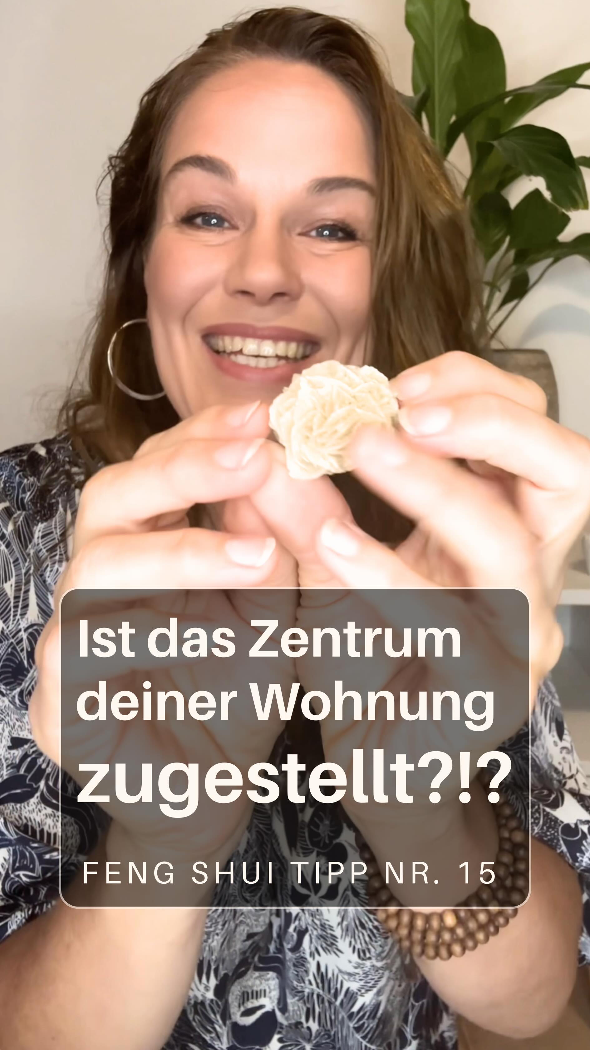 🌟🏡💛 Wie sieht das Zentrum deiner Wohnung aus?
Wenn du dein Zuhause wie ein Quadrat in 9 gleich große Felder aufteilst (nach dem Bagua-Prinzip), liegt das Zentrum – die Mitte – im Herzen des Grundrisses. Und genau dieser Bereich hat eine ganz besondere Bedeutung im Feng Shui:
Er steht für allgemeine Harmonie, Gesundheit, Balance und Energiefluss im ganzen Haus.

Doch häufig ist genau diese Mitte zugestellt, überladen oder dunkel – mit zu vielen Möbeln, Deko, Gerümpel oder sogar Kartons.

💡 Feng Shui Tipp:
Halte das Zentrum deines Zuhauses luftig, hell, klar und gepflegt.
Denn von hier aus soll die Lebensenergie (Qi) in alle anderen Bereiche fließen – frei und harmonisch.

🚫 Was du im Zentrum vermeiden solltest:
– zu viele Möbel oder schwere Gegenstände
– das Element Feuer (also keine Kerzen, kein Rot, kein Kamin!) – denn es kann hier symbolisch die Gesundheit „verbrennen“

🌿 Was du stattdessen tun kannst:
– das Erdelement stärken: z. B. mit Keramik, Ton, Naturstein oder Kristallen
– für gutes Licht sorgen – hell, freundlich, einladend
– mit einer Pflanze mit runden Blättern kannst du Lebendigkeit einbringen, ohne das Gleichgewicht zu stören

🧘‍♀️ Wenn das Zentrum frei und energetisch balanciert ist, wirkt sich das auf alles aus: deine Gesundheit, dein Familienleben, deine Stimmung – einfach alles wird ruhiger, klarer und kraftvoller.

📍 Folge uns für tägliche Feng Shui-Tipps, die du ganz leicht selbst anwenden kannst.

#fengshui #fengshuitipps #harmoniezuhause #gesundheitszone #baguazentrum #wohnenergie #erdelement #klarheitzuhause #fengshuizuhause