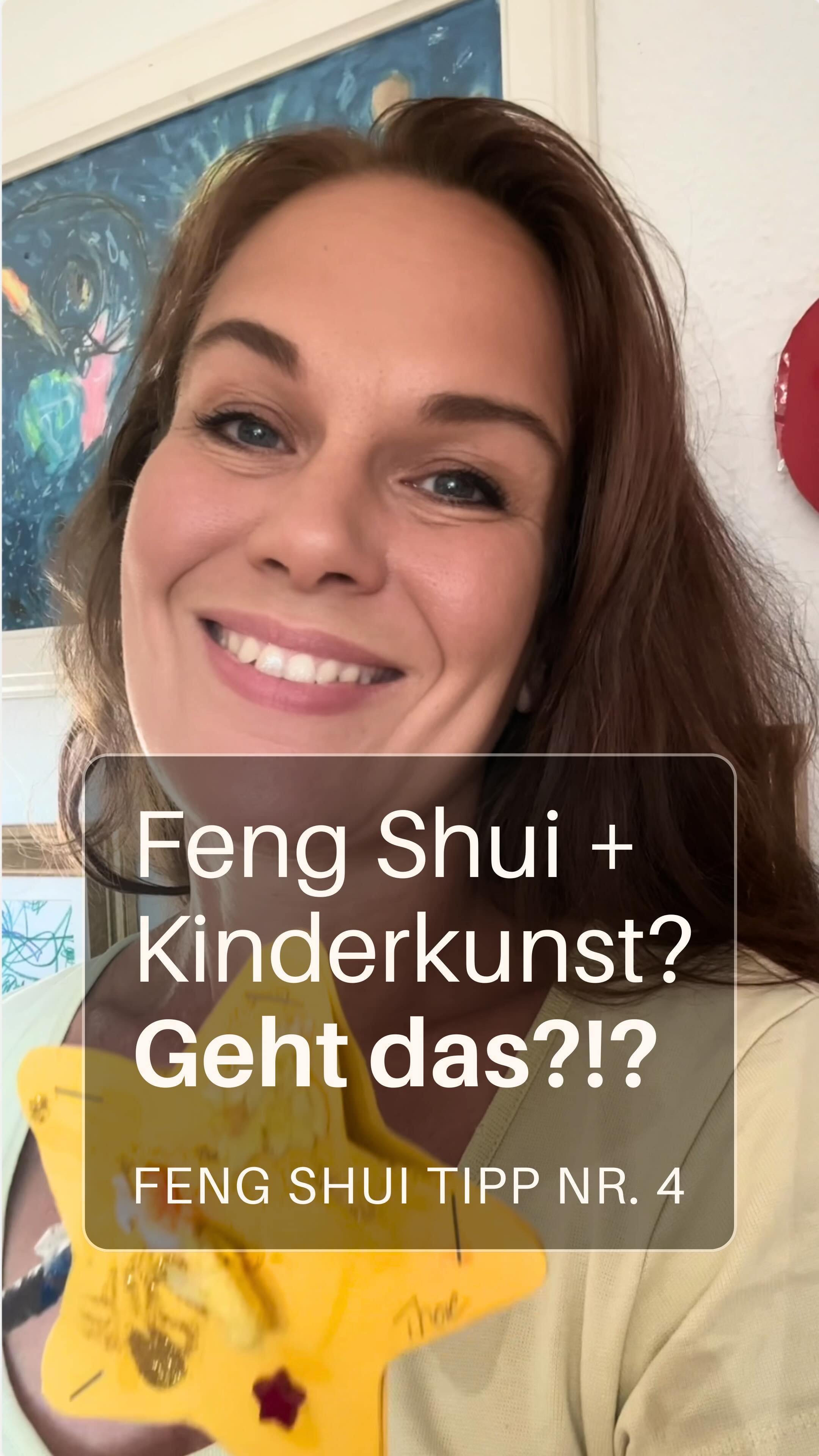 🎨👧🖼️ Kinderkunst und Feng Shui? Gewusst, wie das prima zusamnenpasst! 

Selbstgemalte Bilder von Kindern sind nicht nur voller Farbe, Freude und Fantasie – sie sind auch echte Energie-Booster für dein Zuhause. Besonders in der Feng Shui Bagua-Zone „Kinder & Kreativität“ entfalten sie ihre volle Wirkung.

Diese Zone liegt im Westen deines Zuhauses und steht für:
– Ideenreichtum
– Leichtigkeit
– schöpferische Kraft
– kindliche Lebensfreude
– und für Projekte, die noch wachsen dürfen – ganz gleich, ob beruflich, privat oder kreativ.

💡 Wenn du hier eine bunte, lebendige Mini-Galerie aus Kinderbildern gestaltest, bringst du nicht nur Farbe ins Spiel, sondern aktivierst ganz bewusst kreative Energie für alle Bewohner – auch für dich selbst!

Perfekt wirken hier:
– silberne oder goldene Metallrahmen
– Rahmen in Weiß oder Grautönen
– wechselnde kleine Kunstwerke mit kräftigen Farben
– gerne auch gebastelte Elemente oder 3D-Kunstwerke
– Bilder, die Lebensfreude, Tiere, Fantasie oder Natur zeigen

🖼️ Das Aufhängen der Kinderwerke zeigt ihnen:
„Was du machst, ist wertvoll.“
Das stärkt ihr Selbstbewusstsein, inspiriert sie zu neuen Ideen und bringt Leichtigkeit und Verspieltheit in den Raum – egal ob Kinderzimmer, Flur, Kreativbereich oder sogar Küche.

📏 Und für alle, die nicht so viel Platz haben: Es gibt tolle Wechselrahmen oder Klapprahmen, mit denen du auch auf kleiner Fläche viele verschiedene Werke zeigen kannst – wie eine wechselnde Ausstellung voller bunter Energie.

📌 Noch mehr Tipps zur Aktivierung deiner Kreativitätszone findest du auf
fengshui-welt.de

#fengshui #kinderzimmerideen #kinderkunst #fengshuizuhause #inneneinrichtungsideen #elternleben #selbstgemacht #kreativitätfördern #kinderundfamilie #kreativeinrichten #wohninspiration #ideenfürszuhause #spielundspaß #kreativleben #westwandgestaltung