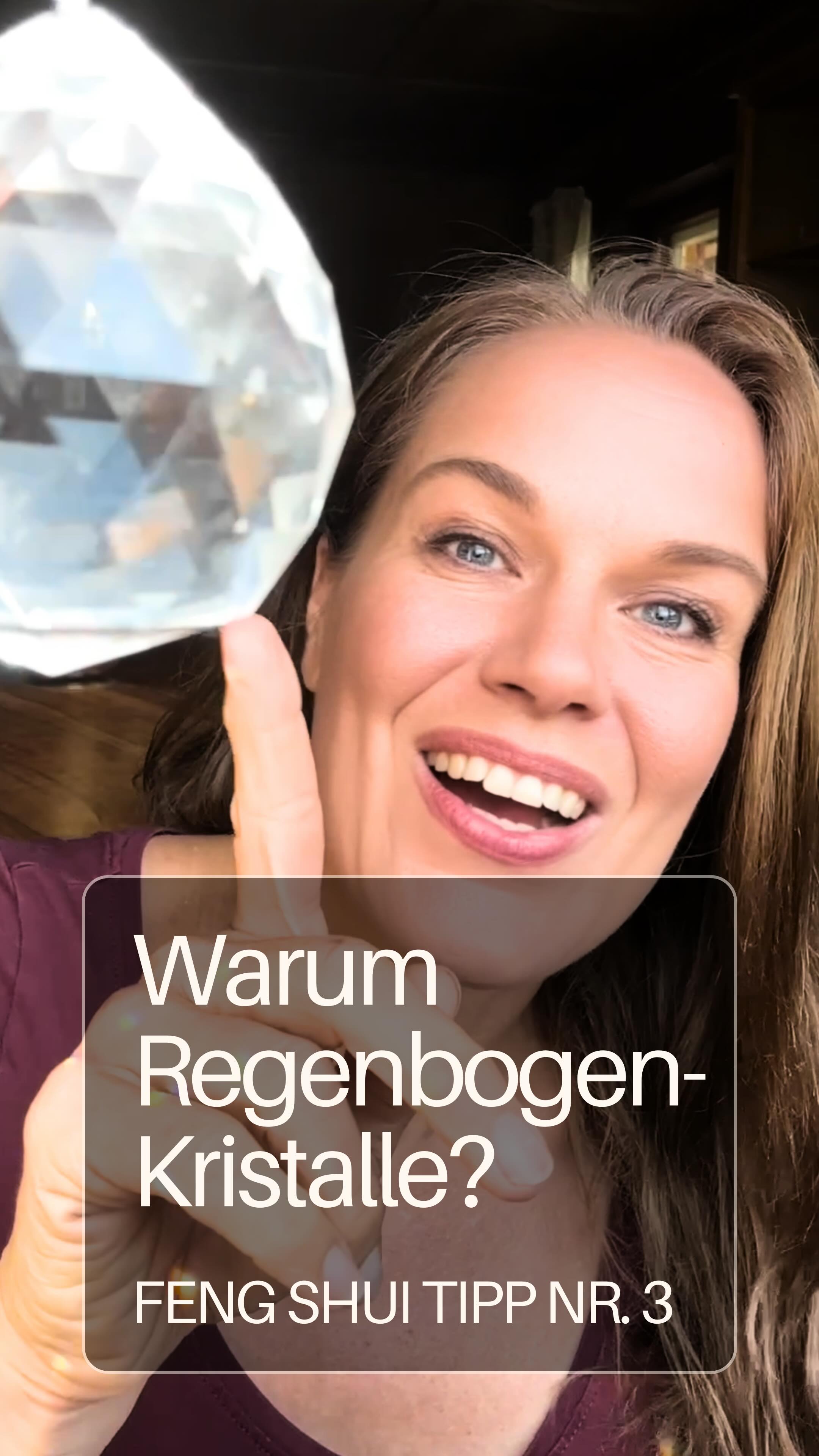✨🌈💎 Wenn Sonnenlicht auf einen Regenbogenkristall trifft, beginnt Magie sichtbar zu werden: winzige Lichtreflexe tanzen über Wände, Möbel und Decken – und genau das ist kein Zufall, sondern Feng Shui in Bewegung.
🔮 Diese geschliffenen Prismen – meist in Kugel- oder Tropfenform – sind kraftvolle Chi-Aktivatoren. Sie bringen stagnierende Energie wieder ins Fließen, sorgen für Leichtigkeit 🌬️ und verwandeln träge Raumbereiche in lebendige Energiefelder.

☀️ Warum sie wirken? Wenn Sonnenlicht auf das Kristallglas trifft, wird es in Bewegung gesetzt und in alle Farben des Regenbogens gebrochen. Das erzeugt nicht nur visuelle Schönheit – sondern bringt auch das Chi (die Lebensenergie) in Bewegung. Besonders schön: Du kannst mit ihnen gezielt Licht vom Fenster in dunkle Ecken 💫 lenken – und damit energetisch schwache Bereiche aktivieren und aufhellen.

🌿 Ideal platziert sind Regenbogenkristalle: – in Fenstern mit direkter Sonneneinstrahlung  – in dunklen Raumecken ohne Energiefluss – in Durchgängen, Fluren oder energetisch „leeren“ Zonen – in Kinderzimmern, Kreativräumen oder Eingangsbereichen – überall dort, wo du Licht, Klarheit und Bewegung brauchst

💎 Besonders kraftvoll: Dieses wunderschöne 6er-Set aus geschliffenen Kristallen in drei Größen sorgt für intensive Reflexe – perfekt, um mehrere Räume gleichzeitig zum Leuchten zu bringen: 👉 https://amzn.to/3GSOW6b

✨ Für beste Wirkung: Häng die Kristalle mit einem feinen Nylonfaden auf – der ist fast unsichtbar und lässt sie frei im Raum schweben. So drehen sie sich sanft im Luftzug, und die Lichtspiele entfalten sich noch zauberhafter. 🌬️
Bitte nicht direkt über Betten oder Sitzplätzen anbringen – zu viel Bewegung kann dort Unruhe stiften. Und: Halte sie sauber, damit das Licht kraftvoll bleibt.

🌈 Jeder Lichtpunkt erinnert dich daran: Energie ist da – sie will nur gelenkt und belebt werden.

#fengshui #regenbogenkristall #lichtistleben #fengshuikristalle #chiaktivieren #wohnenergie #raumfürenergie #klarheitimraum #qi #chi